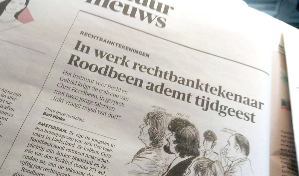 Foto van NRC, de krant. 'In werk rechtbanktekenaar Roodbeen ademt tijdgeest'. 'In gesprek met twee jonge talenten'.