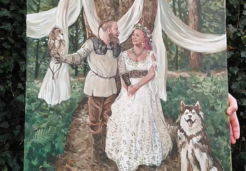 Schilderij bruidspaar. Viking-thema. Uil, bruidegom, bruid, wolf, boom, bos. Veel groen, gras en struiken. Doeken in de boom.