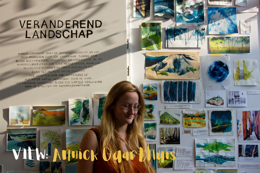 Foto van Annick Gaarthuis tussen haar werk. Tekst zegt 'veranderend landschap. 
