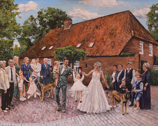 Premium live bruiloftschilderij, bruidspaar met hun kinderen voor verbouwde boerderij. Veel familie en details, twee honden.