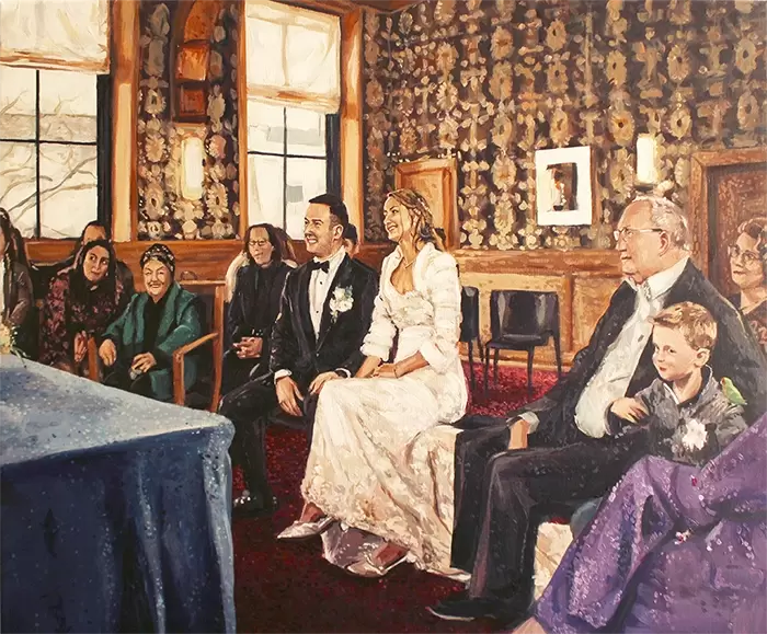 Gedetailleerd schilderij gebaseerd op een trouwfoto. Bruidspaar zit in het midden.