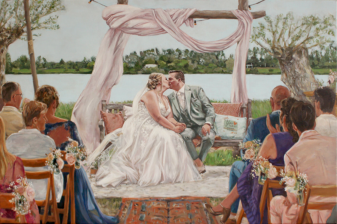Gedetailleerd schilderij van bruidspaar, zittend op een bankje, kussend, tijdens de buitenceremonie. Op de voorgrond: zittende gasten, bloemen, tapijtjes. Op de achtergrond: backdrop en uitzicht over water. Zachte kleuren.