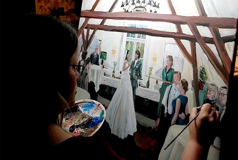 Ik schilder bij lamplicht een schilderij met bruidspaar in het midden en enkele gasten