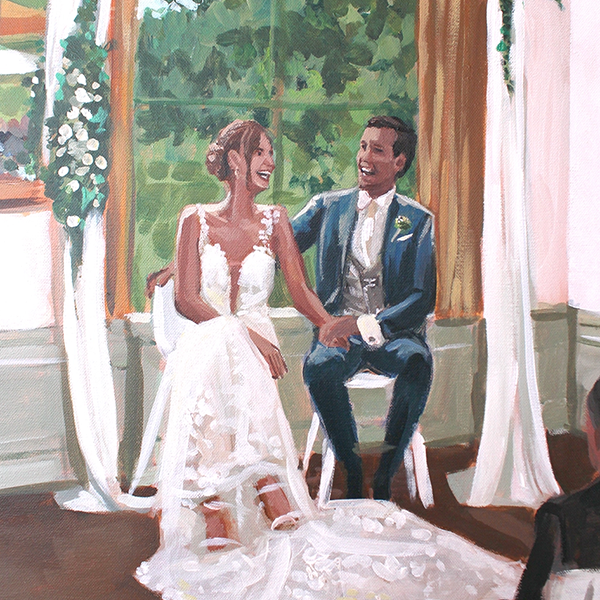 Detail bruiloftschilderij, bruidspaar zittend binnen voor backdrop, lachend naar elkaar