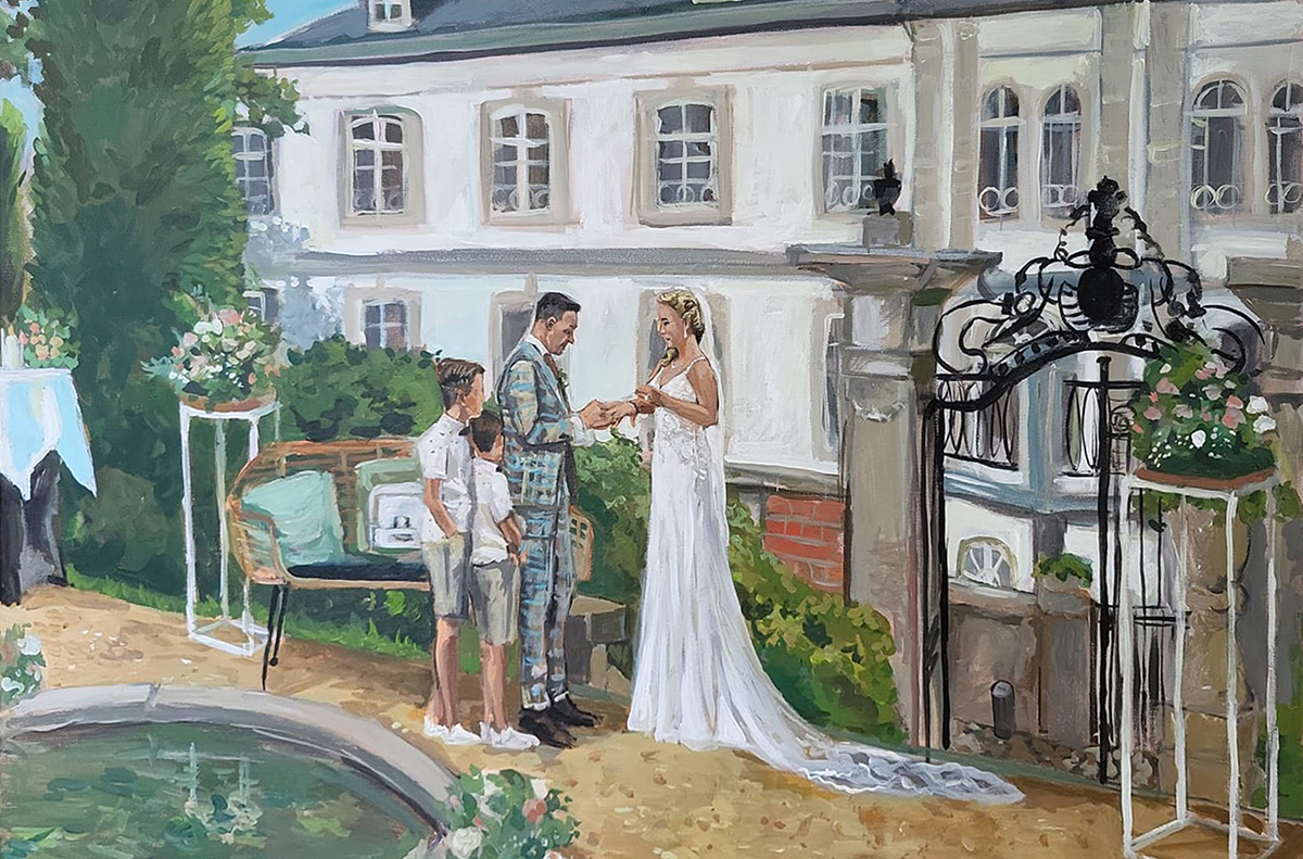 Schilderij bruiloftceremonie buiten in de tuin van Kasteel Bloemendal in Vaals. Bruidspaar met zonen. Uitwisselen trouwringen. Licht en romantische schilderstijl.