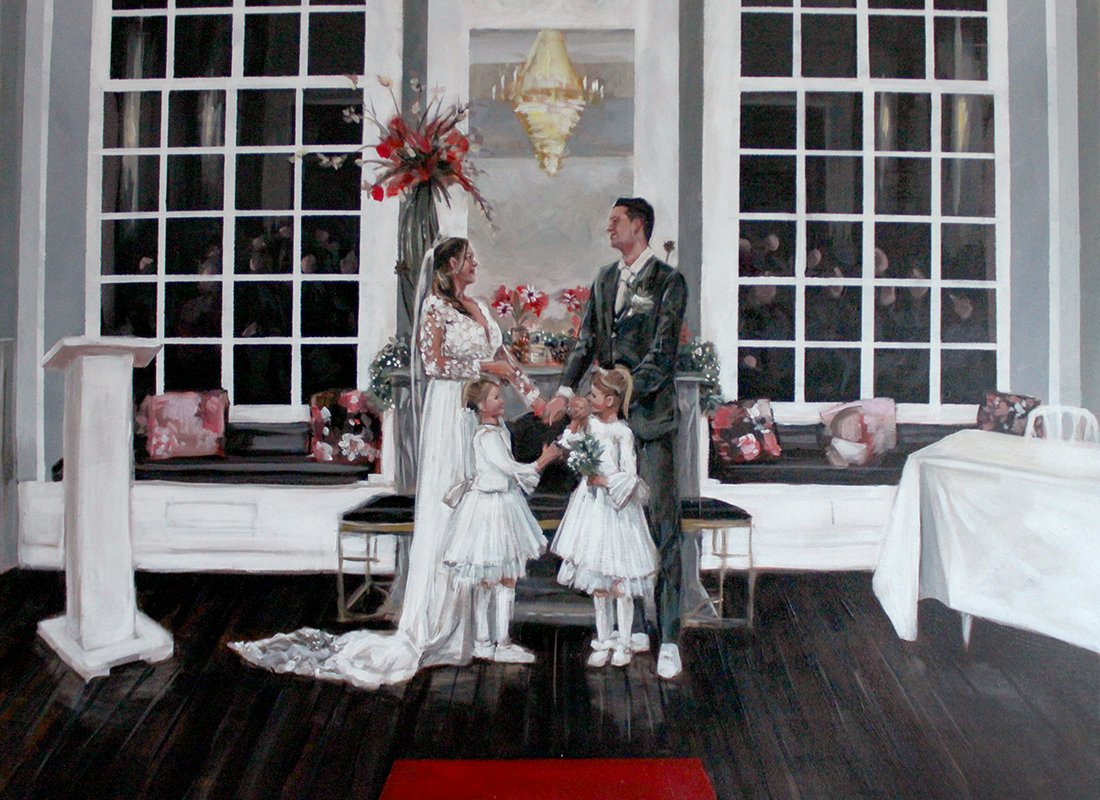 Symmetrische opstelling, schilderij van bruidspaar met tweelingdochters binnen. Voor grote ramen, met rode loper, tafeltje en spreekgestoelte voor trouwambtenaar.