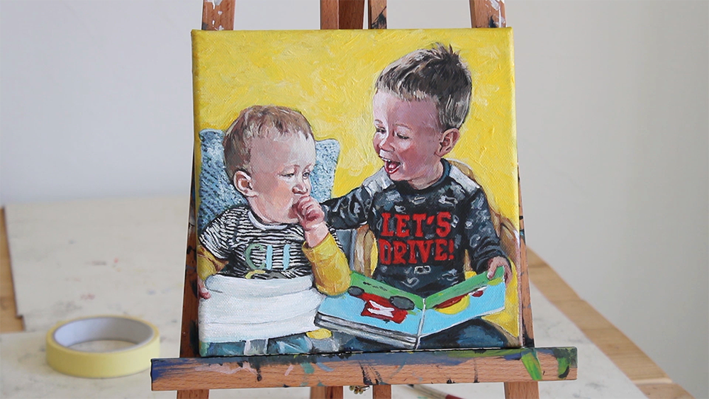 Klein schilderij met gele achtergrond, twee kleine kinderen.