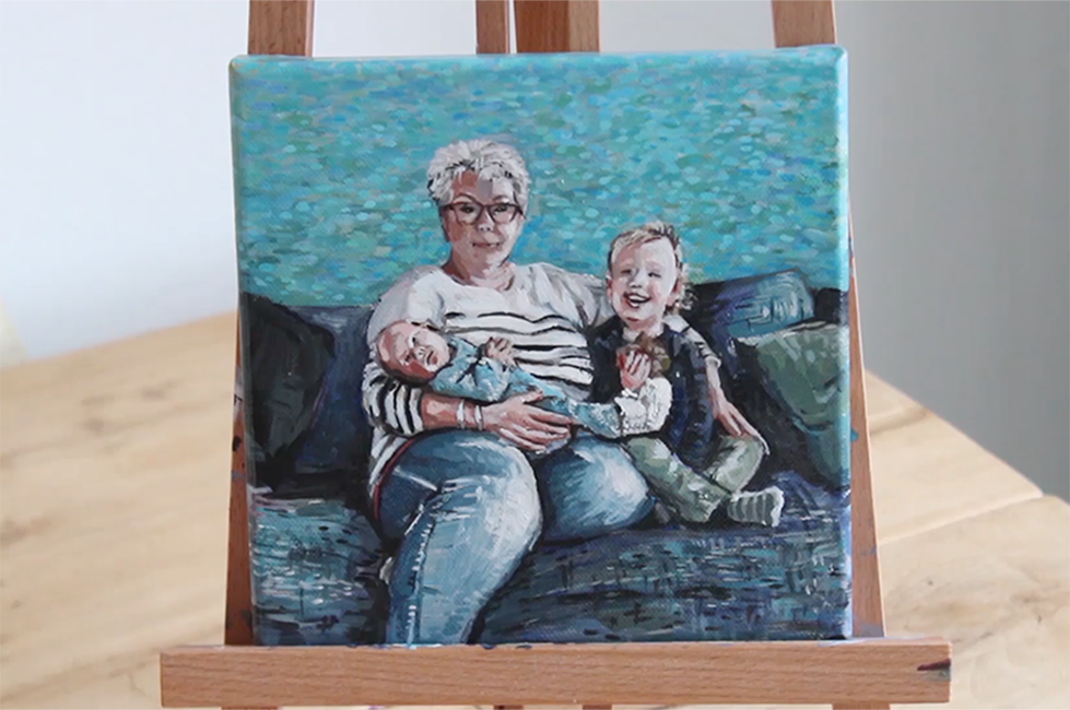 Klein schilderij met oma en twee kleinkinderen, blauwe achtergrond.