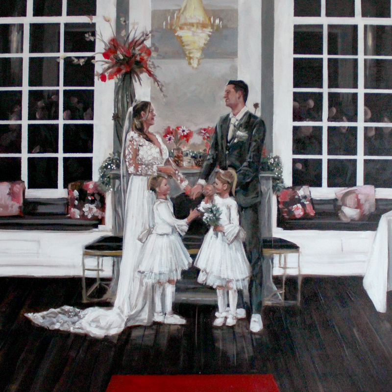 Bruidspaar, staand, met hun twee tweelingdochters. Symmetrische opstelling, zaal binnen bij Kasteel Maurick. Rode loper, grote ramen met reflectie.