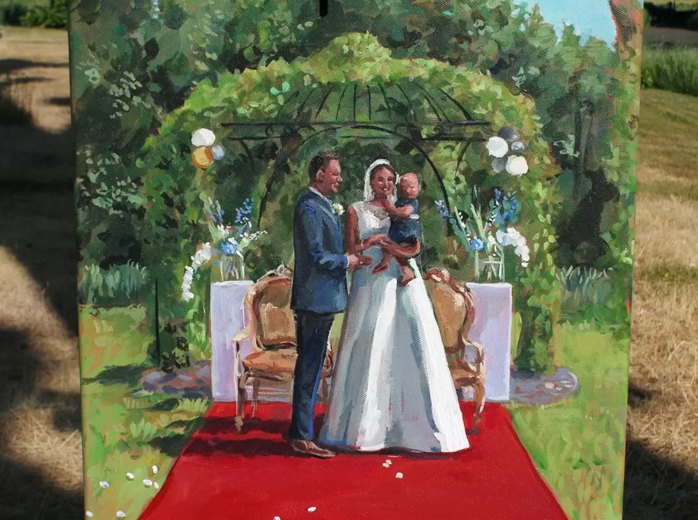 Schilderij prieeltje buiten. Bruidspaar op rode loper, groene omgeving. Kleine baby wordt vastgehouden door de bruid.