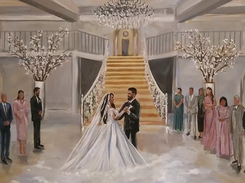 Bruidspaar in binnenlocatie, dansend voor een grote trap en bloemen, in kunstmatige nevel. Familieleden geschilderd aan de zijkanten. Kroonluchter.